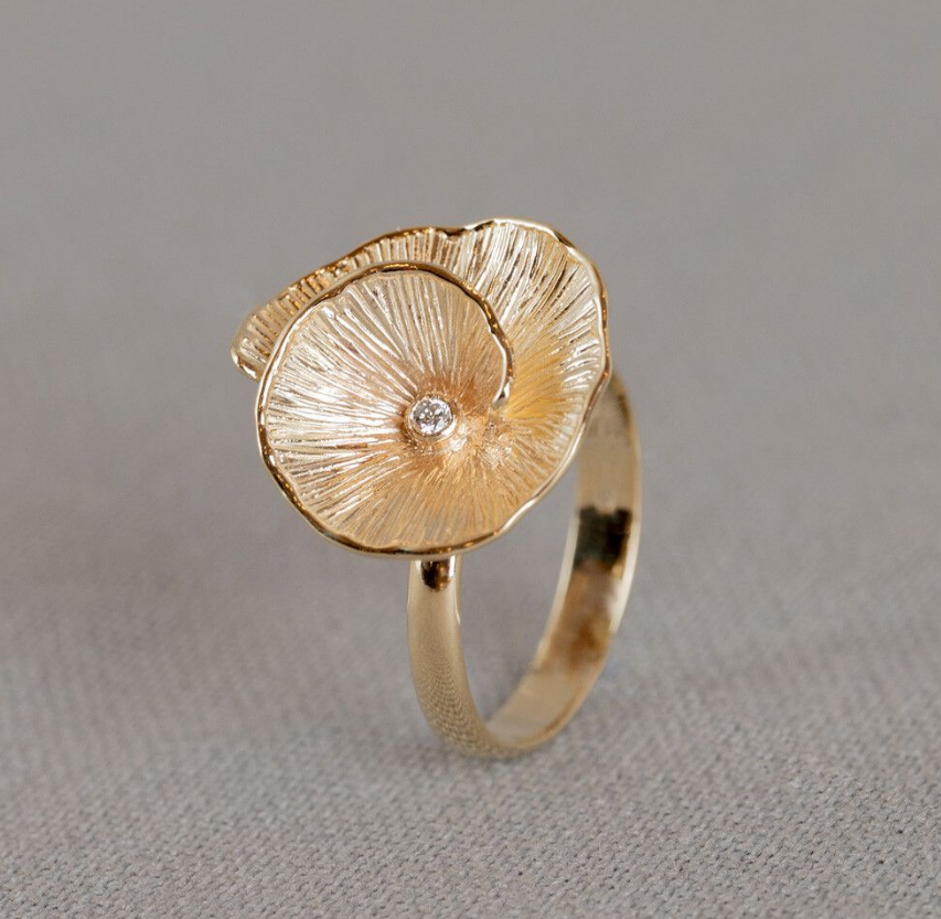 14 Karaat geel gouden dames fantasie ring in bloemmotief met in de knop een briljant van 0.029 crt H/SI.